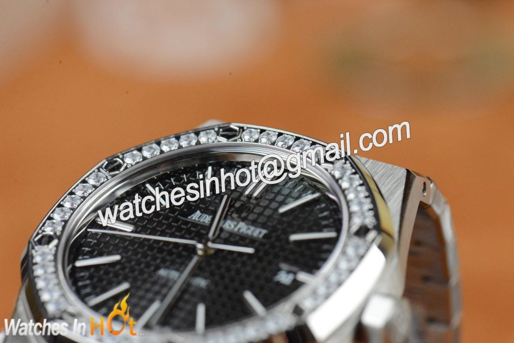 Audemars Piguet Royal Oak 41mm Diamond Replica Wristwatch Review_3