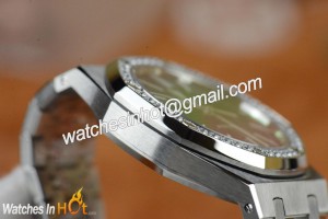 Audemars Piguet Royal Oak 41mm Diamond Replica Wristwatch Review_5