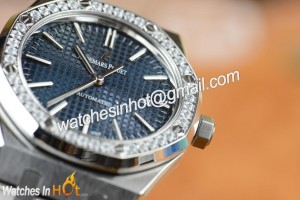 Audemars Piguet Royal Oak 41mm Diamond Replica Wristwatch Review_9